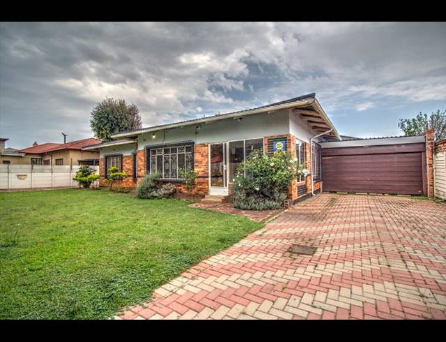 9 BEDROOM FREESTANDING FOR SALE IN KEMPTON PARK EXT 2